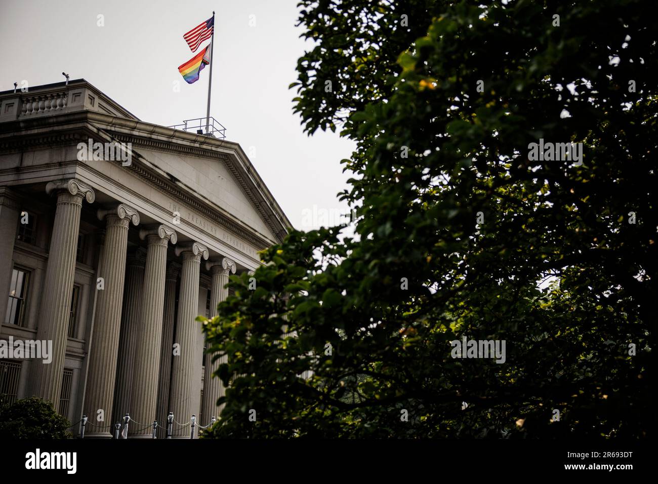 Washington, États-Unis. 07th juin 2023. Le drapeau de la fierté survole le drapeau américain au sommet des États-Unis Département du Trésor sur 7 juin 2023 à Washington, DC le Trésor a pu reprendre le paiement des factures américaines après que la Maison Blanche ait conclu un accord avec la Chambre des représentants contrôlée par les Républicains pour augmenter la limite de la dette de l'onu. (Photo de Samuel Corum/Sipa USA) crédit: SIPA USA/Alay Live News Banque D'Images