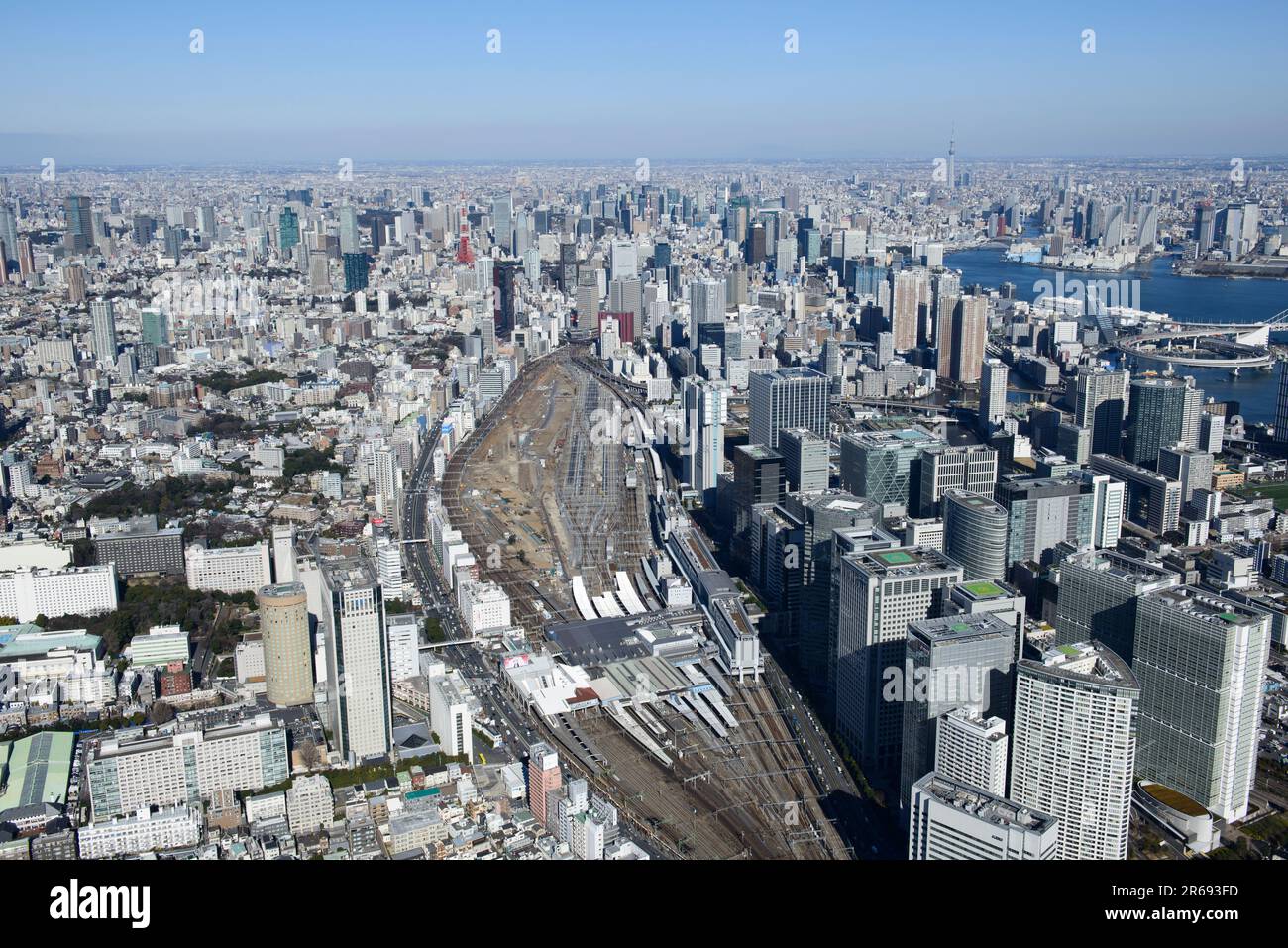 Prise de vue aérienne de la gare Shinagawa du côté sud-ouest vers le centre-ville - direction de la tour de l'arbre de ciel Banque D'Images