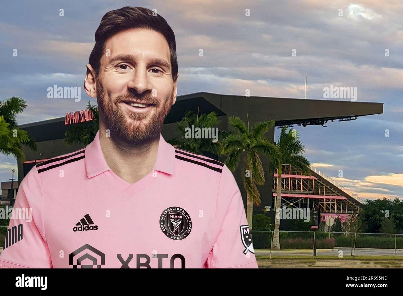 Lionel Messi avec le maillot Inter Miami et le stade en arrière-plan Banque D'Images