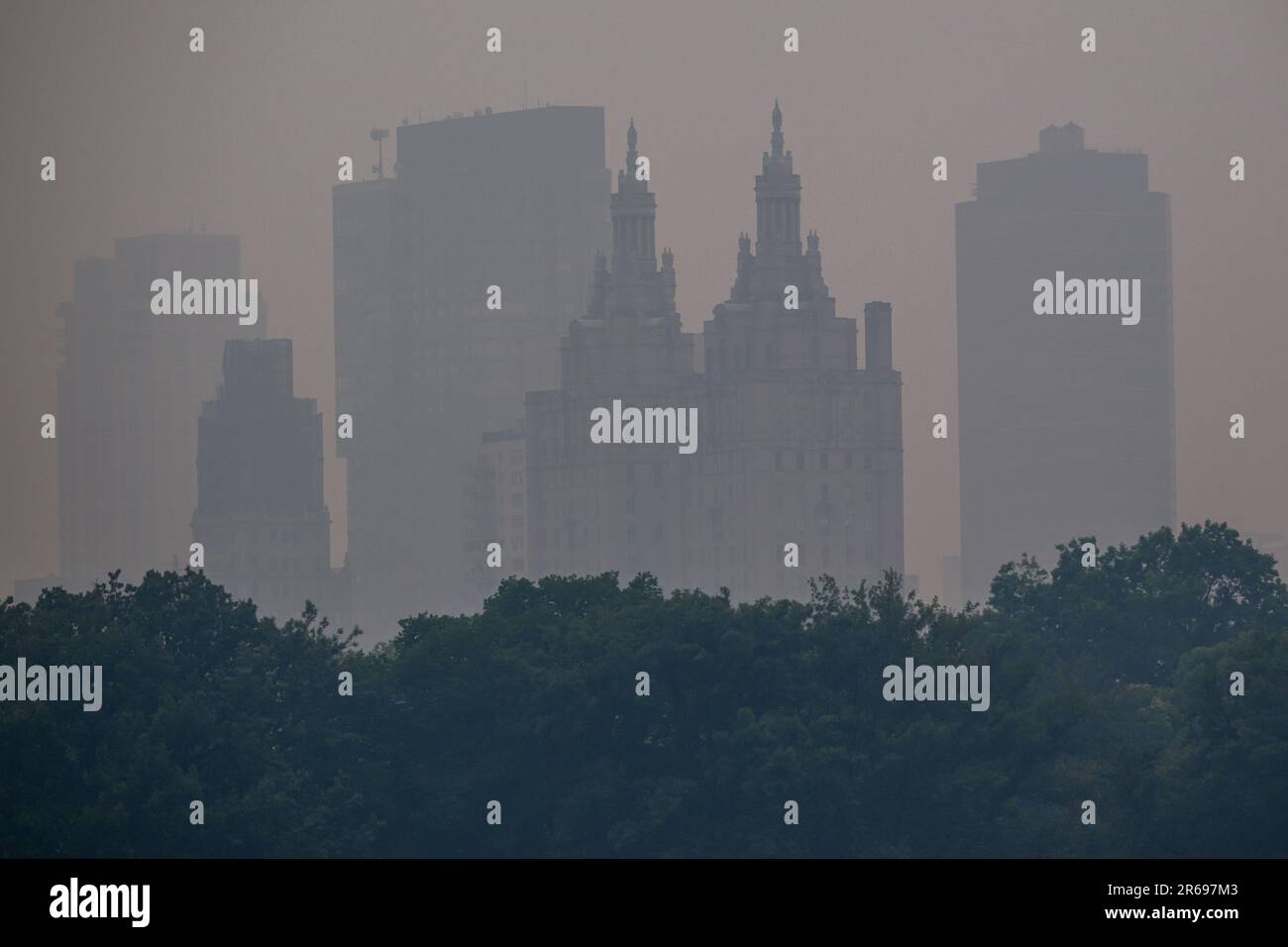 New York, États-Unis. 7th juin 2023. Un brouillard dense causé par la fumée des feux de forêt canadiens bloque le soleil et la vue de Manhattan au réservoir de Central Park en milieu d'après-midi. La qualité de l'air dans la ville de New York est à son pire niveau jamais enregistré, ce qui a provoqué une crise d'urgence qui a inclus la fermeture d'écoles et l'annulation de la plupart des activités de plein air. Credit: Enrique Shore/Alay Live News Banque D'Images