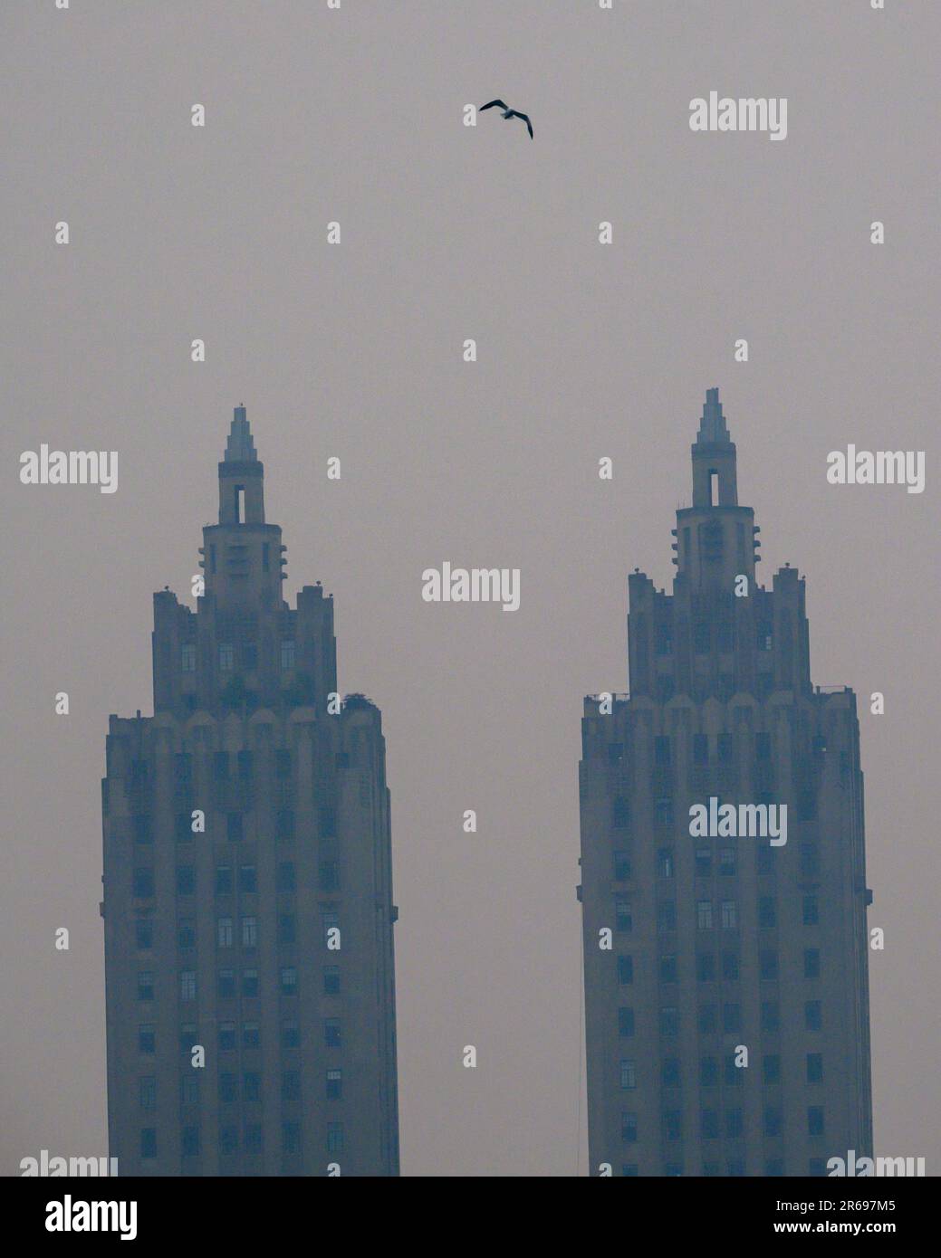 New York, États-Unis. 7th juin 2023. Un brouillard dense causé par la fumée des feux de forêt canadiens bloque le soleil et la vue de Manhattan au réservoir de Central Park en milieu d'après-midi. La qualité de l'air dans la ville de New York est à son pire niveau jamais enregistré, ce qui a provoqué une crise d'urgence qui a inclus la fermeture d'écoles et l'annulation de la plupart des activités de plein air. Credit: Enrique Shore/Alay Live News Banque D'Images