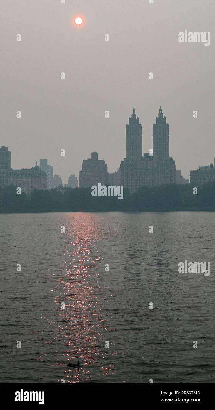 New York, États-Unis. 7th juin 2023. Un brouillard dense causé par la fumée des feux de forêt canadiens bloque le soleil et la vue de Manhattan au réservoir de Central Park en milieu d'après-midi. La qualité de l'air dans la ville de New York est à son pire niveau jamais enregistré, ce qui a provoqué une crise d'urgence qui a inclus la fermeture d'écoles et l'annulation de la plupart des activités de plein air. Credit: Enrique Shore/Alay Live News Banque D'Images