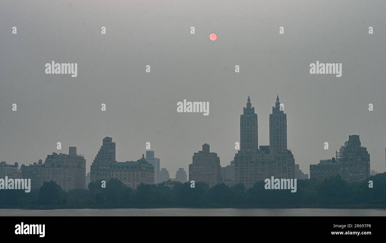 New York, États-Unis. 7th juin 2023. Un brouillard dense causé par la fumée des feux de forêt canadiens bloque le soleil et la vue de Manhattan au réservoir de Central Park en milieu d'après-midi. La qualité de l'air dans la ville de New York est à son pire niveau jamais enregistré, ce qui a provoqué une crise d'urgence qui a inclus la fermeture d'écoles et l'annulation de la plupart des activités de plein air. Credit: Enrique Shore/Alay Live News Banque D'Images