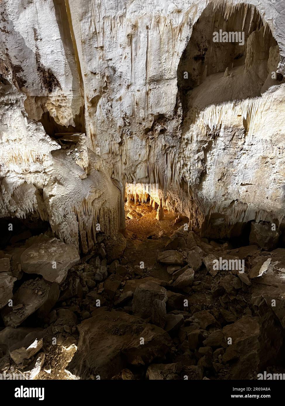 Grotte di Frasassi Karst Cave avec stalactites et stalagmites à Genga, Marche, Italie. Formations de calcaire, paysage de beauté naturelle Banque D'Images