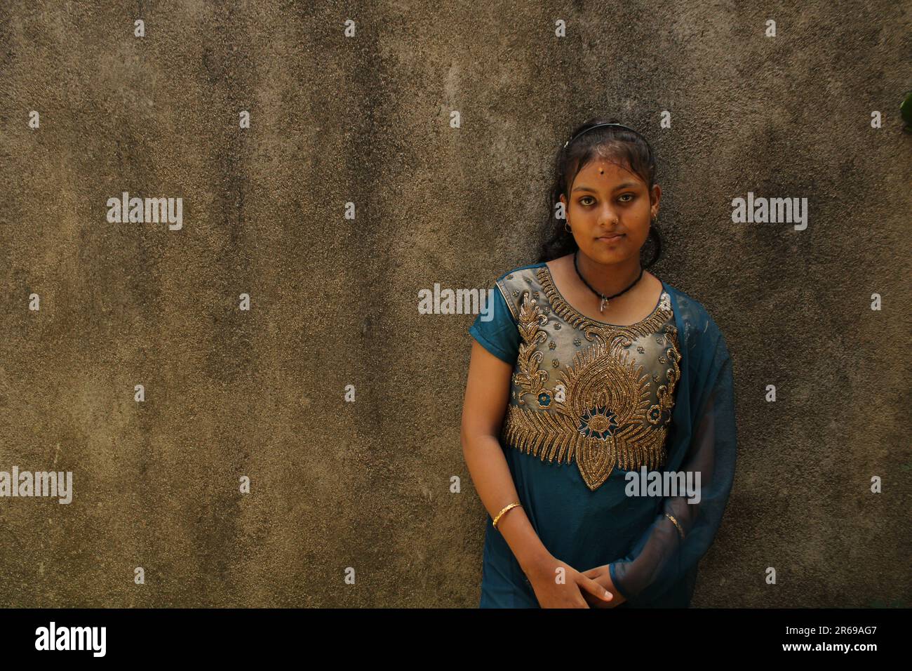 Portrait d'une belle jeune fille adolescente, de nationalité indienne. Sur l'arrière-plan de la paroi de texture avec un espace de copie pour le texte ou le mot. À l'extérieur Banque D'Images