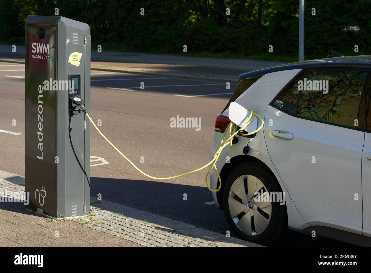 Station de charge d'un fournisseur d'électricité de Magdeburg pour voitures électriques dans le centre-ville de Magdeburg Banque D'Images