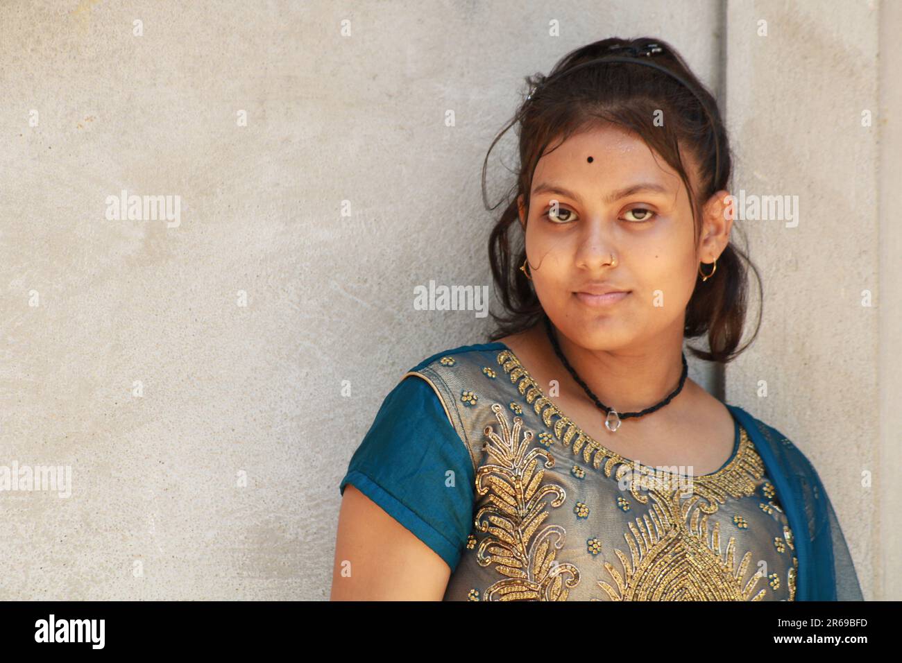 Portrait d'une belle jeune fille adolescente, de nationalité indienne. Sur l'arrière-plan de la paroi de texture avec un espace de copie pour le texte ou le mot. À l'extérieur Banque D'Images