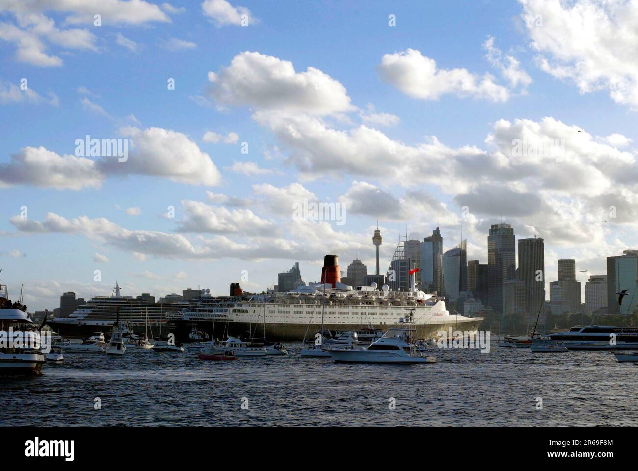 Le QE2, le plus vieux navire de la flotte de Cunard, fait sa dernière visite à Sydney avec une spectaculaire passe avec la plus jeune sœur, la Reine Victoria, dans le port de Sydney. Les deux paquebots passent alors que la Reine Victoria quittait Sydney pour Brisbane dans le cadre de son premier voyage et les QE2 se sont installés à quai à Circular Quay lors de sa dernière visite dans la ville, trente ans après sa première visite. Sydney, Australie. 24.02.08. Banque D'Images