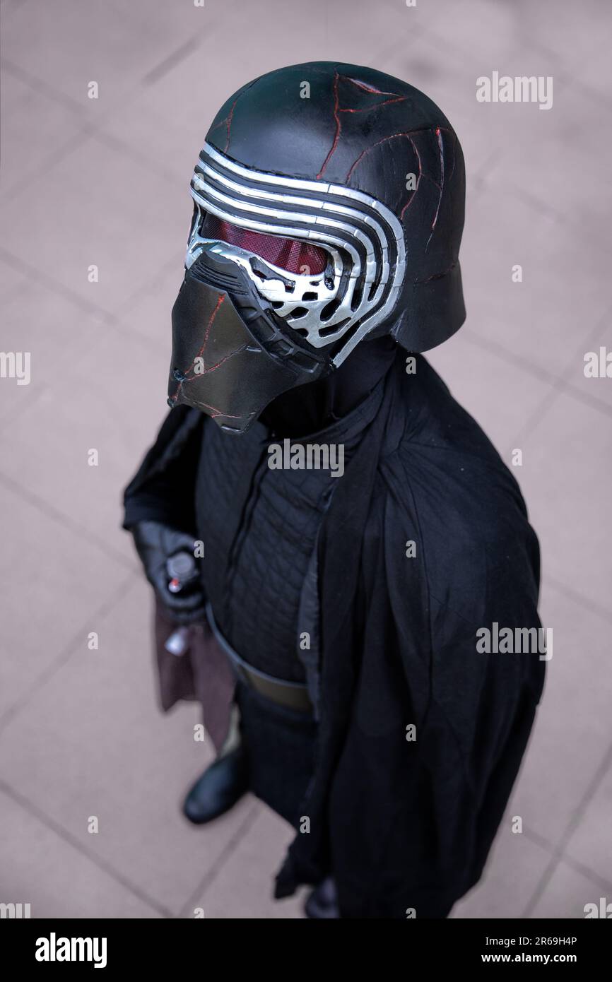 HARROGATE, ROYAUME-UNI - 3 JUIN 2023. Un portrait d'un cosplayer habillé comme le Sith Lord Kylo Ren de Star Wars à un COIC UK con Banque D'Images