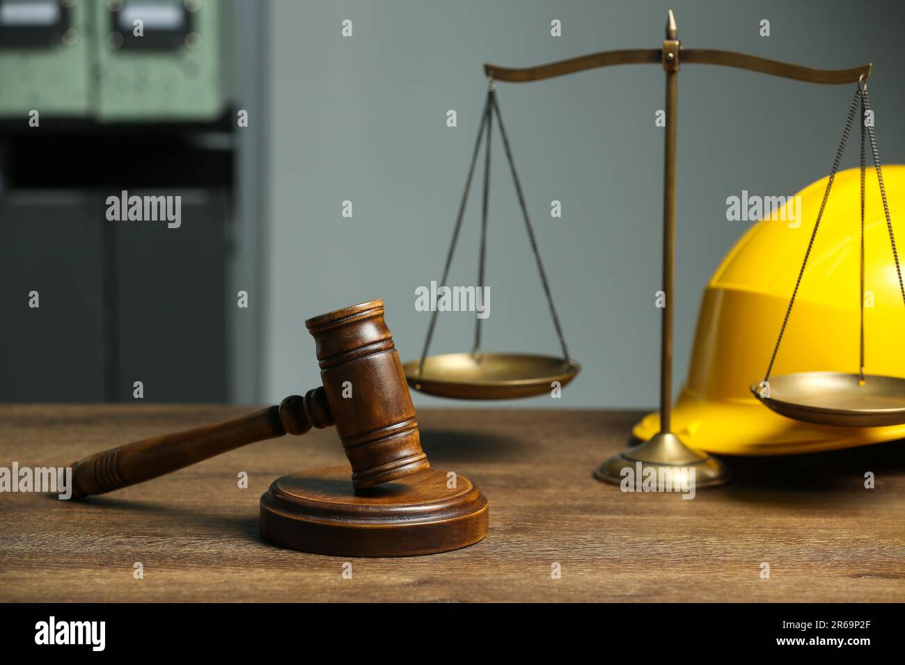 Concepts de la construction et du droit foncier. Gavel, balance de justice et casque de sécurité sur table en bois Banque D'Images