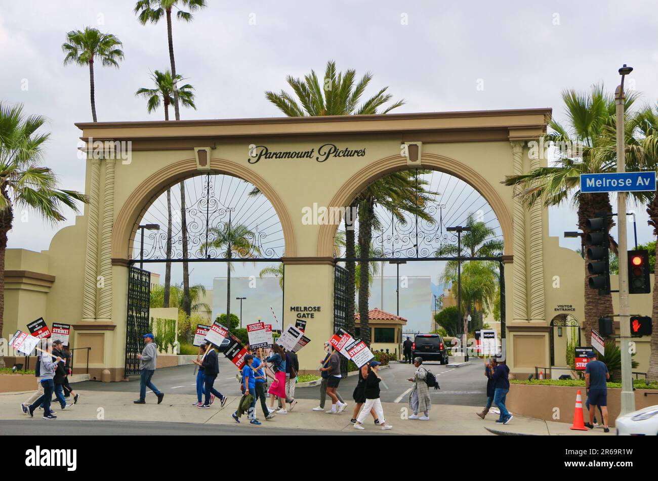 Writers Guild of America scénaristes protestant à l'extérieur de Paramount Pictures studios 5555 Melrose Avenue Hollywood Los Angeles USA 24 mai 2023 Banque D'Images