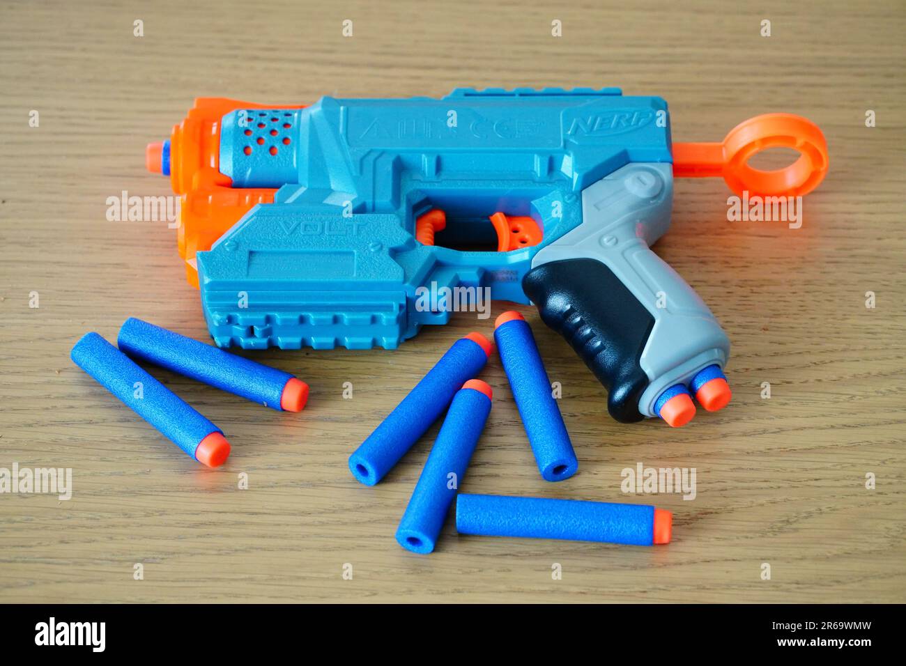 Un pistolet nerf bleu avec des balles sur un parquet Banque D'Images