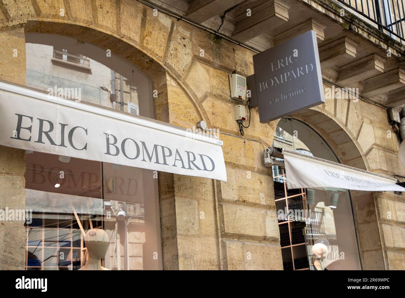 Bordeaux , Aquitaine France - 06 06 2023 : Eric bompard texte signe et logo marque mur façade entrée de la chaîne boutique Maison française boutique du Cachemire Banque D'Images