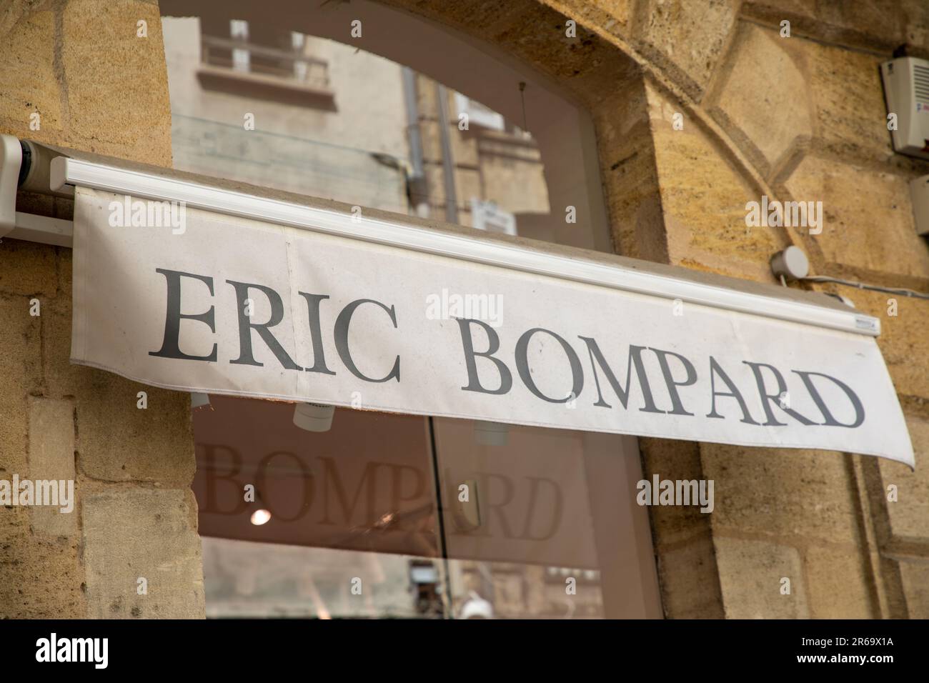 Bordeaux , Aquitaine France - 06 06 2023 : Eric bompard texte signe et logo chaîne de marque mur façade du magasin de luxe Maison française boutique du Cachemire Banque D'Images