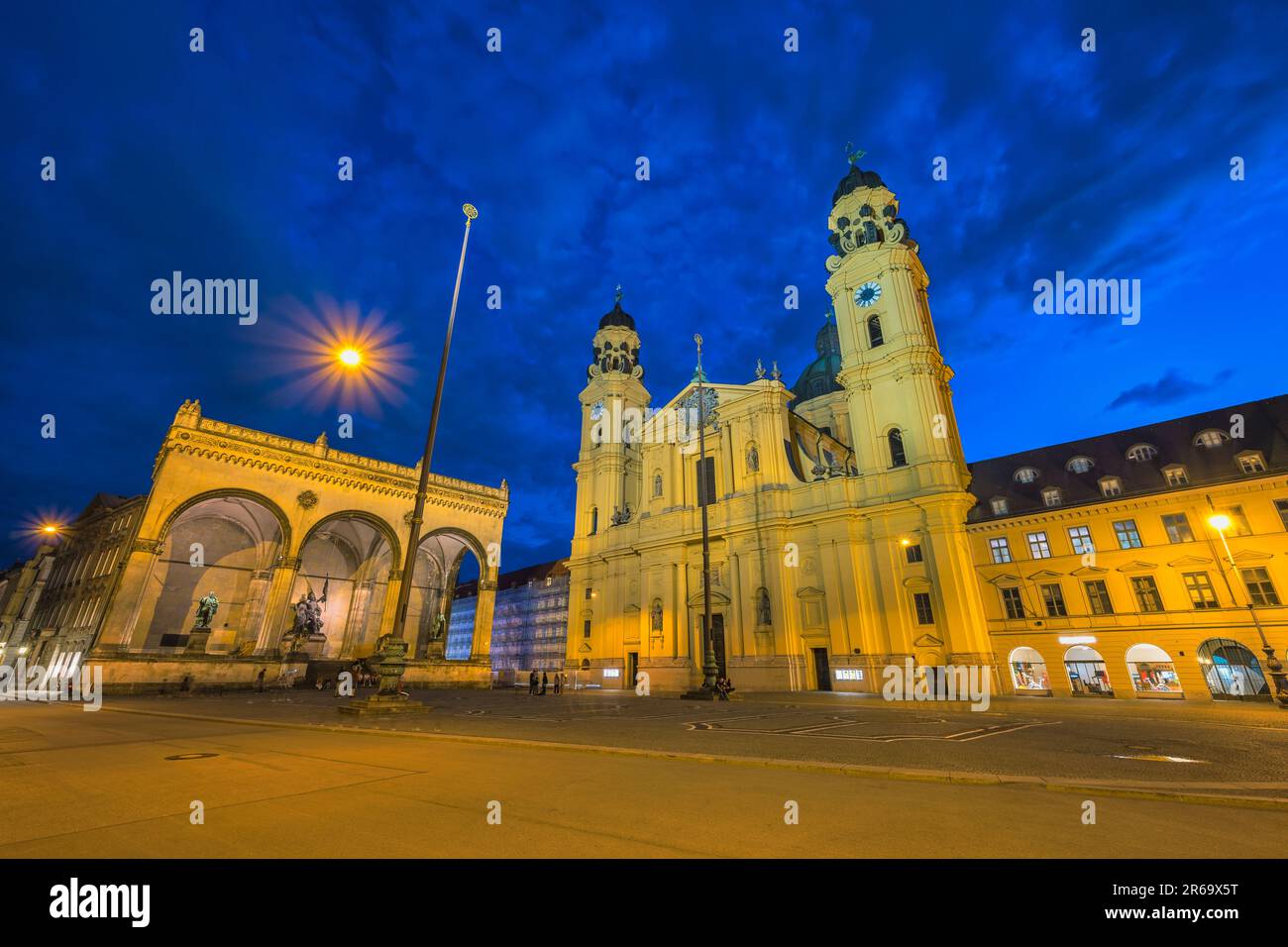 Munich (Munchen) Allemagne, vue nocturne de la ville à Odeonsplatz et l'église Theatine Banque D'Images