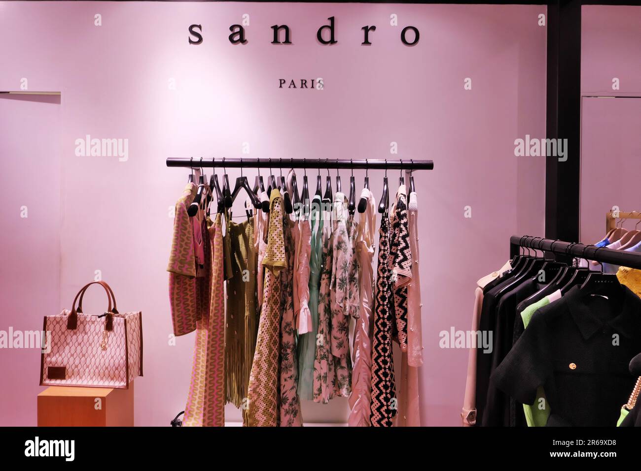 V TEMENTS SANDRO PARIS EXPOS S L INT RIEUR DE LA BOUTIQUE DE