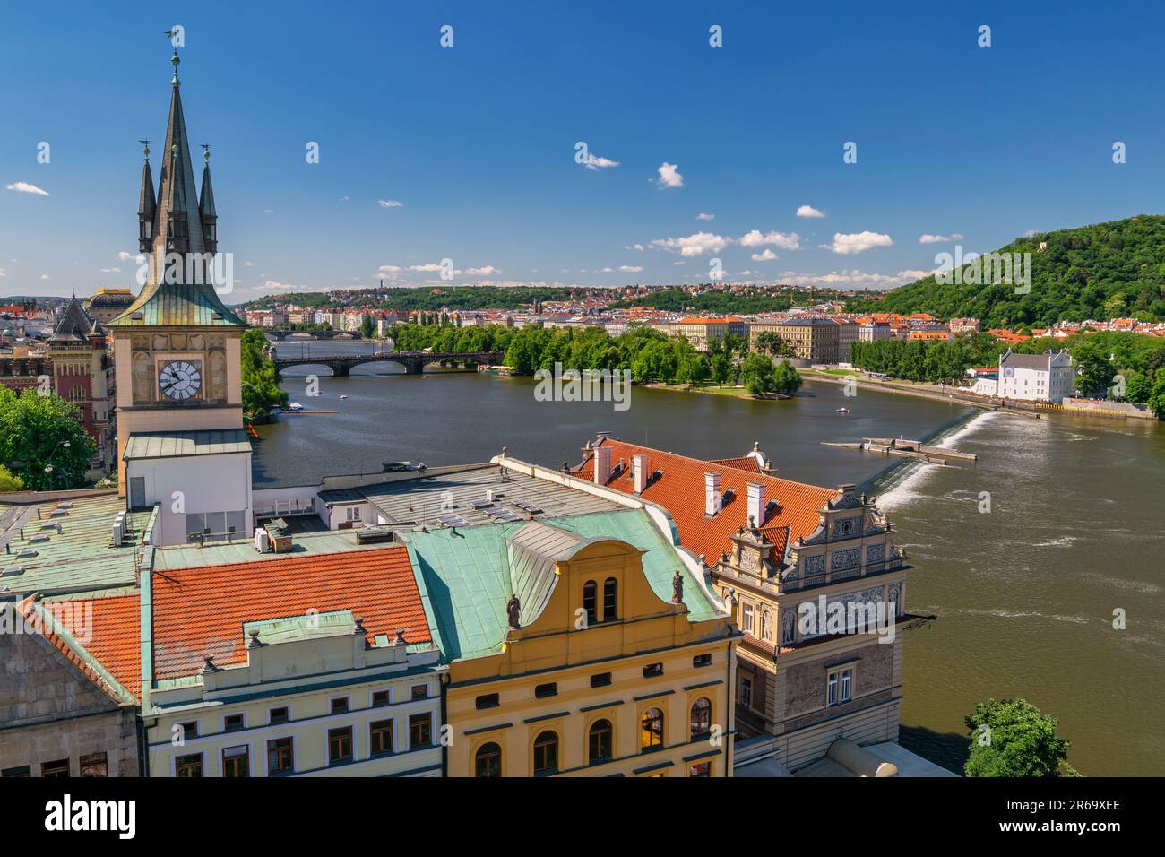 Prague République tchèque, vue panoramique de la ville à la Tour de l'horloge et à la Vltava, Tchéquie Banque D'Images
