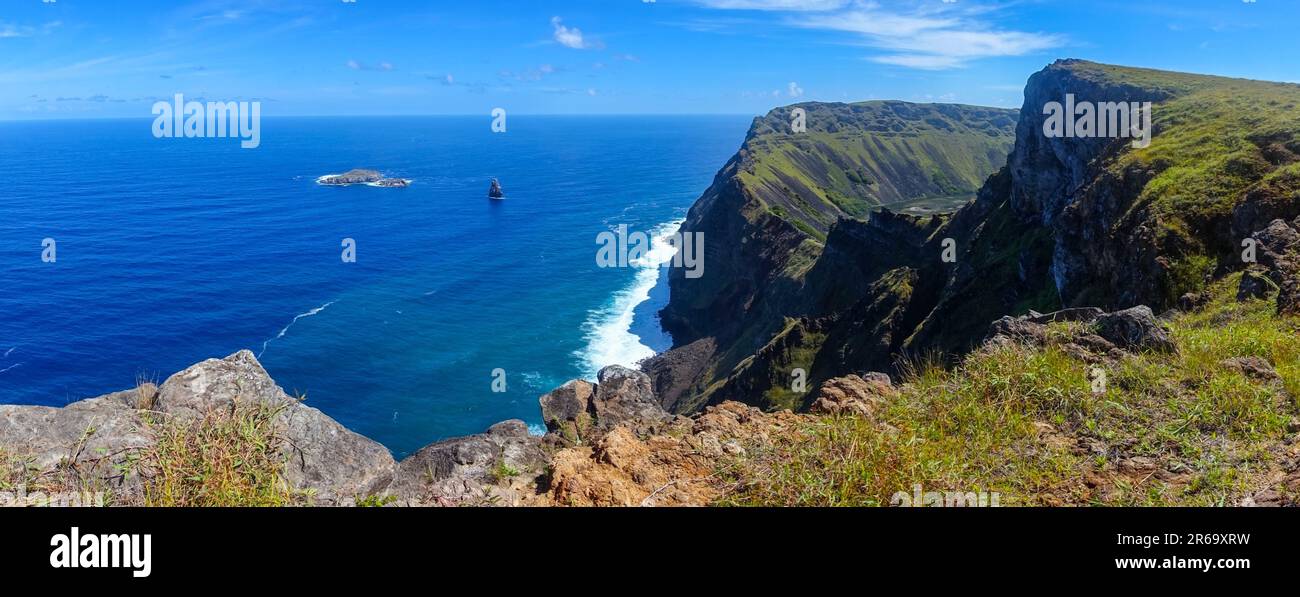 Volcan de Rano Kau vue panoramique panoramique panoramique panoramique sur le paysage et la côte de l'océan Pacifique, Sunny Day Horizon Easter Island Rapa Nui, Chili Banque D'Images