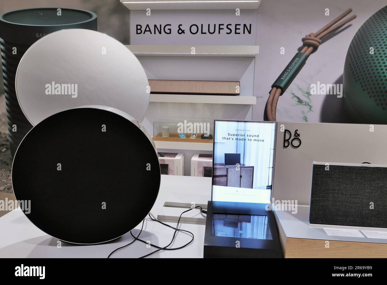 ENCEINTES BANG OLUFSEN EXPOSÉES DANS LA BOUTIQUE DE MODE Banque D'Images