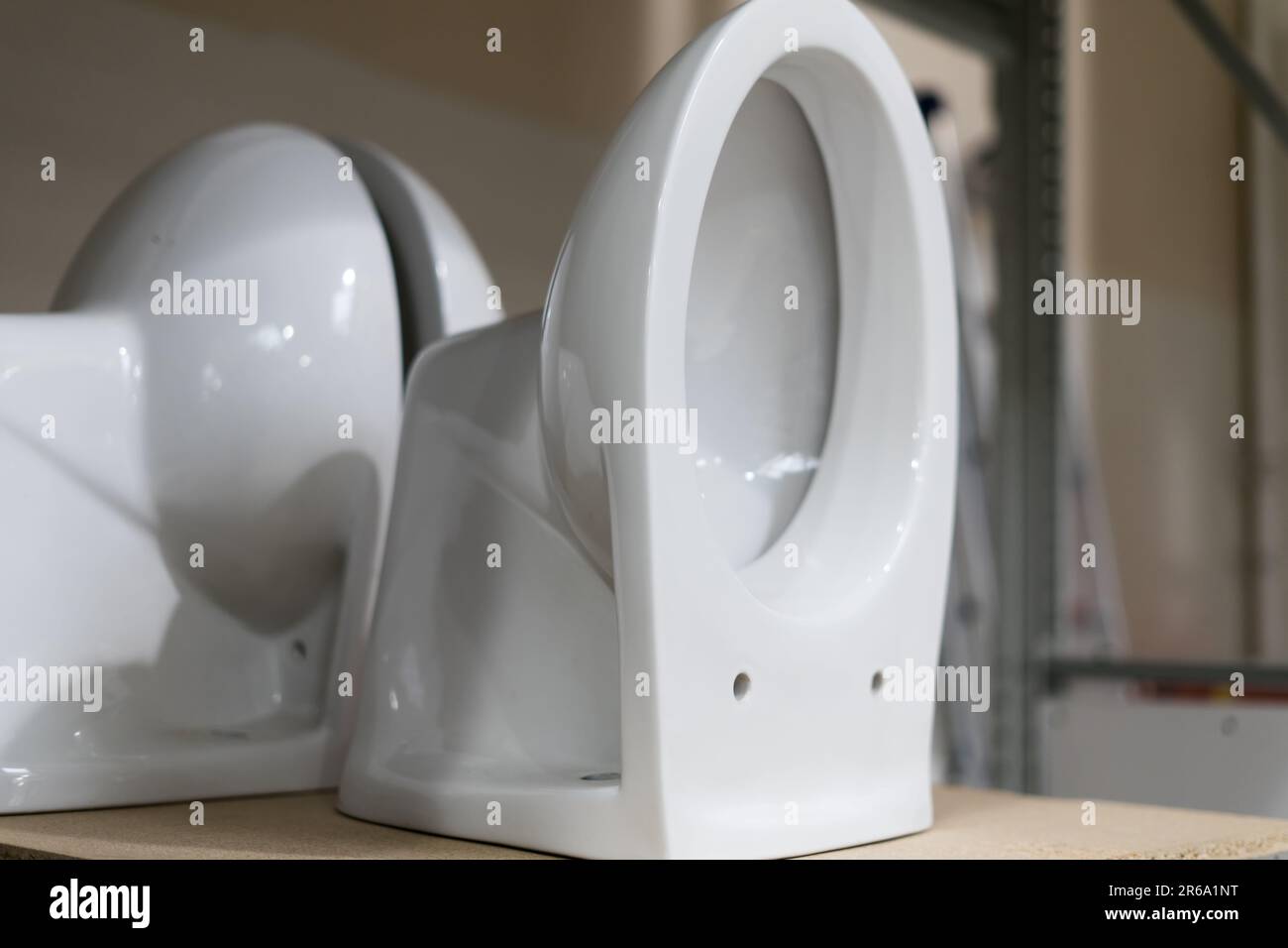 Vitrine avec toilettes. Vente dans le magasin de plomberie de cuvettes