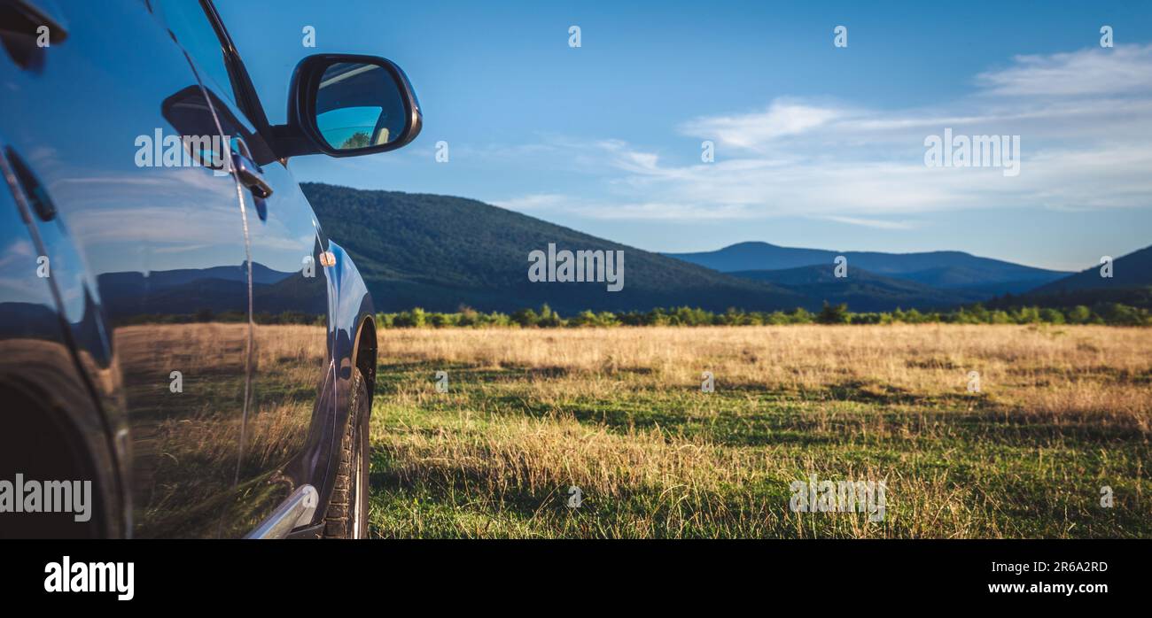 voiture pour voyager avec une route de montagne. Ciel bleu Banque D'Images