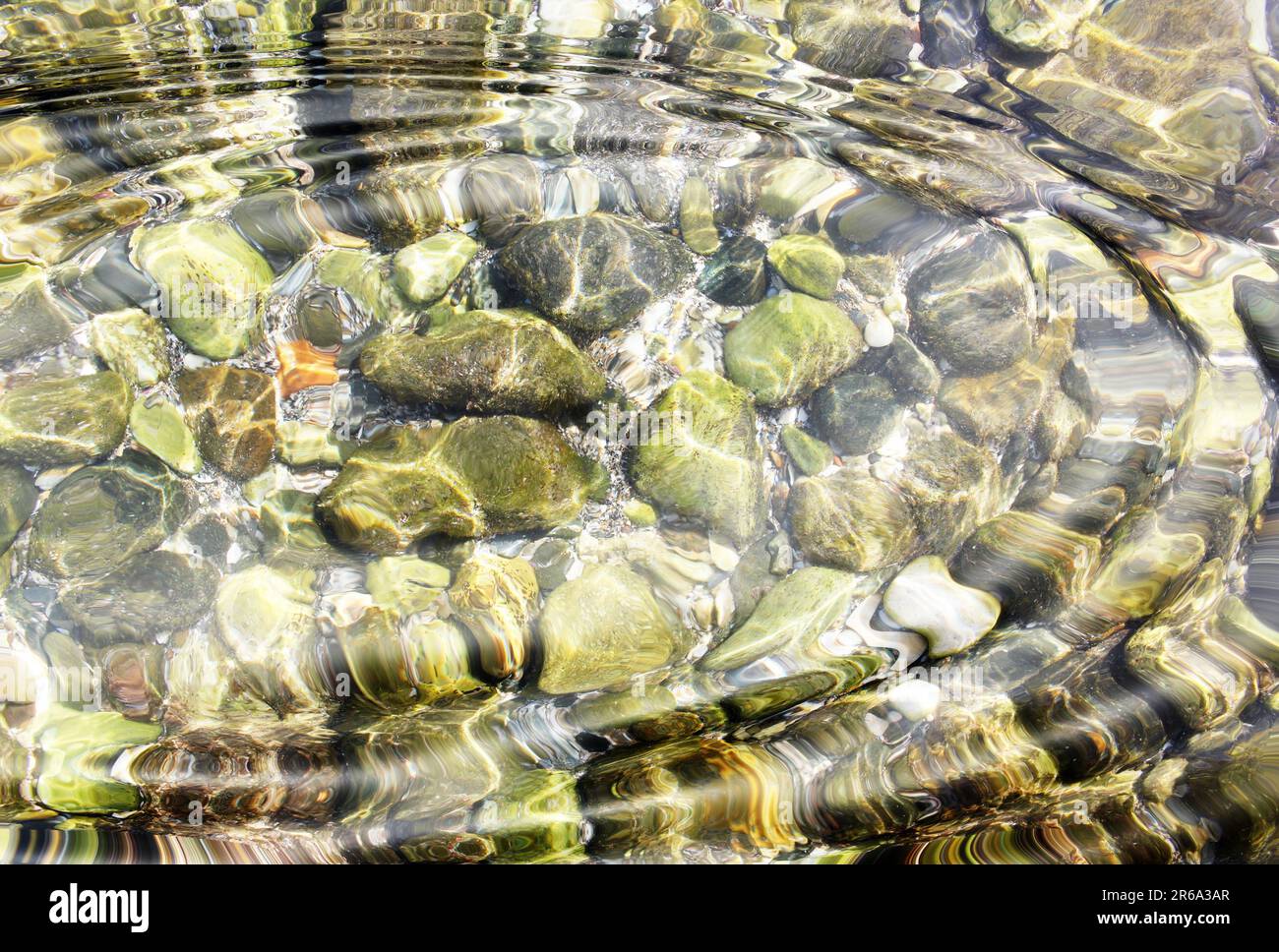 L'eau se déforme au-dessus des pierres de coquillages - numériquement modifiées Banque D'Images