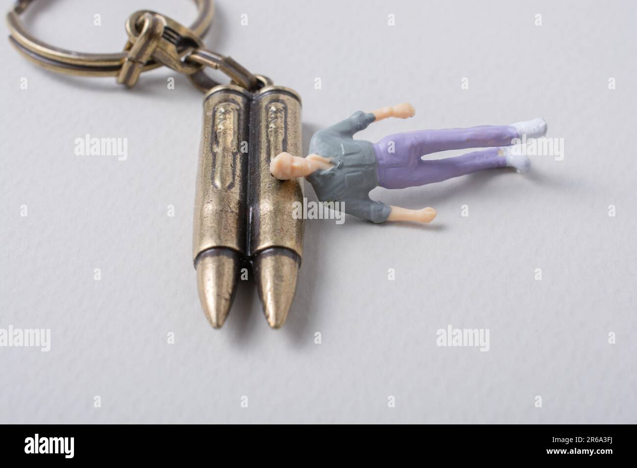 Homme modèle de figurine et Bullet comme conceptuel contre la photographie de guerre Banque D'Images