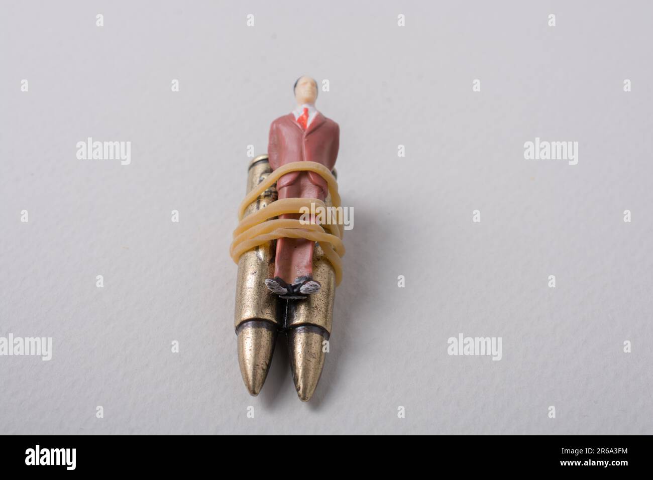 Figurine d'homme liée à une balle comme photographie anti-guerre Banque D'Images