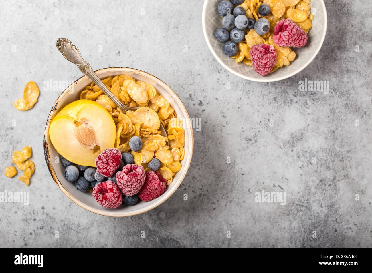 Bol de petit déjeuner sain, céréales, fruits frais, baies sur table. Manger propre, concept de régime. Vue de dessus. Bol sain avec céréales, framboises Banque D'Images
