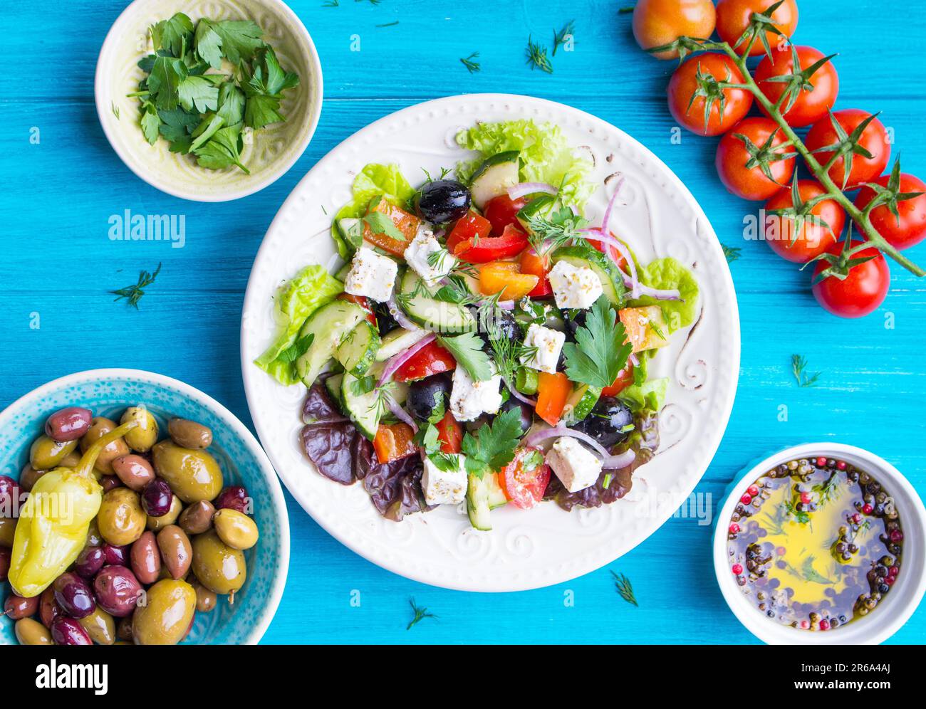 Bol à salade grecque. Gros plan. Bol avec salade grecque fraîche, tomates, olives, huile d'olive sur table en bois. Concept de saine alimentation. Vue de dessus. Traditionnel Banque D'Images