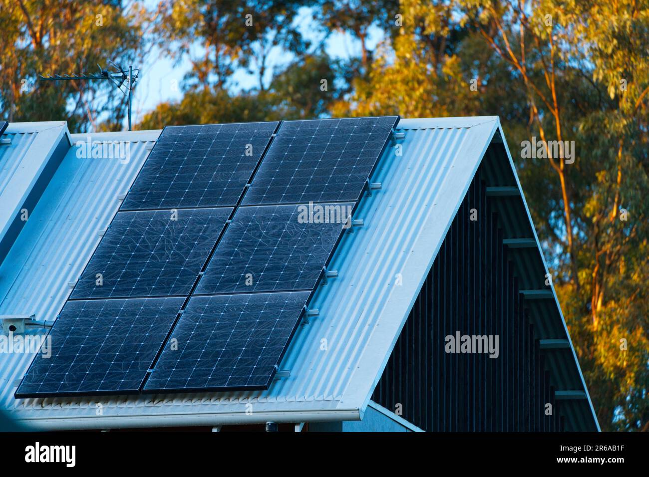 Panneaux solaires photovoltaïques sur le toit de la maison par temps froid glacial, Victoria, Australie. Banque D'Images