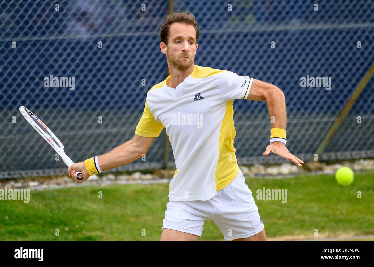 Constant Lestienne (FRA) jouant au premier tour du Trophée Surbiton, Londres, 6th juin 2023. Banque D'Images