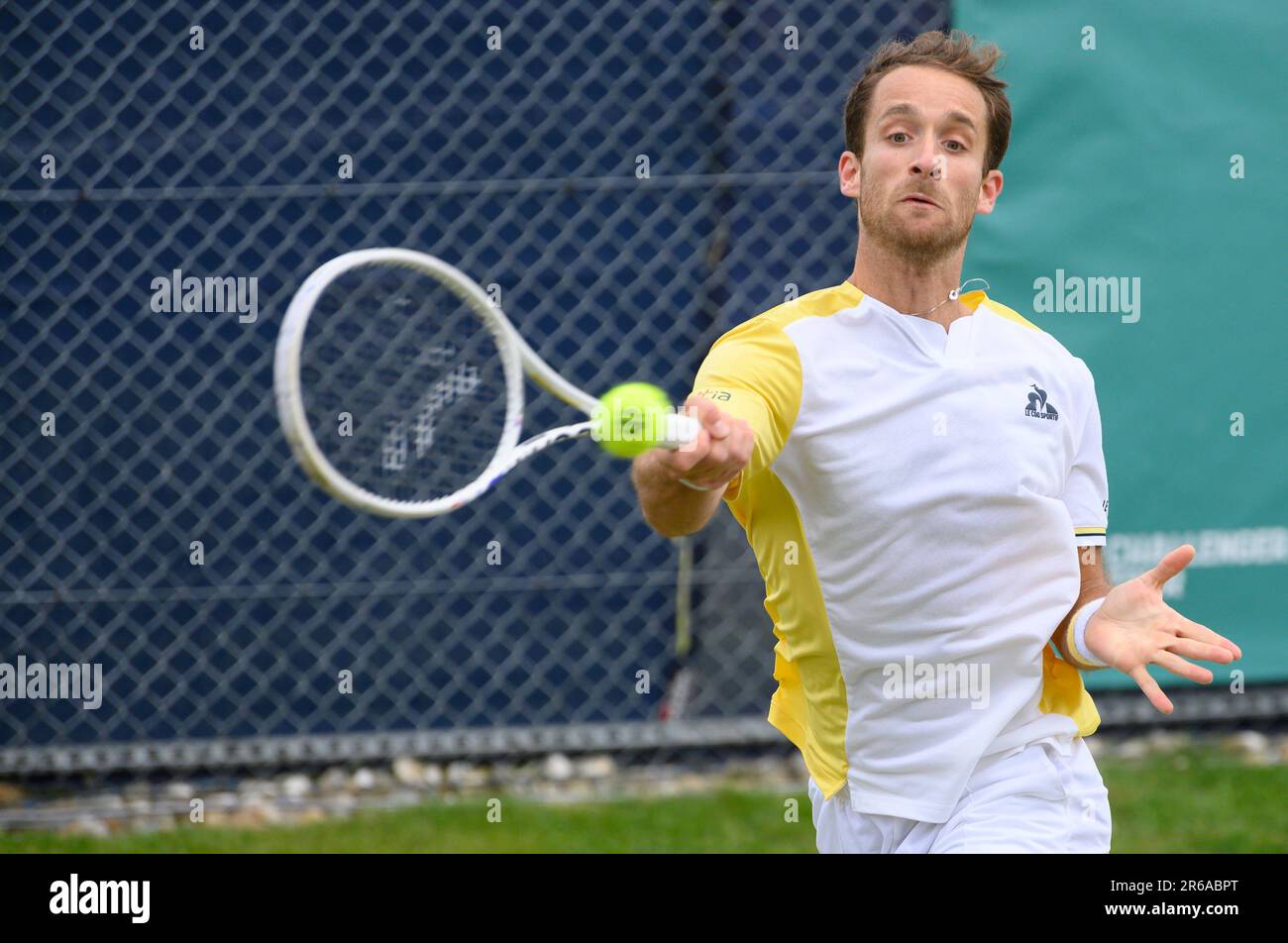 Constant Lestienne (FRA) jouant au premier tour du Trophée Surbiton, Londres, 6th juin 2023. Banque D'Images