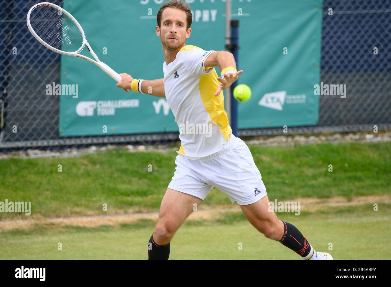 Constant Lestienne (FRA) jouant au premier tour du Trophée Surbiton, Londres, 6th juin 2023. Banque D'Images