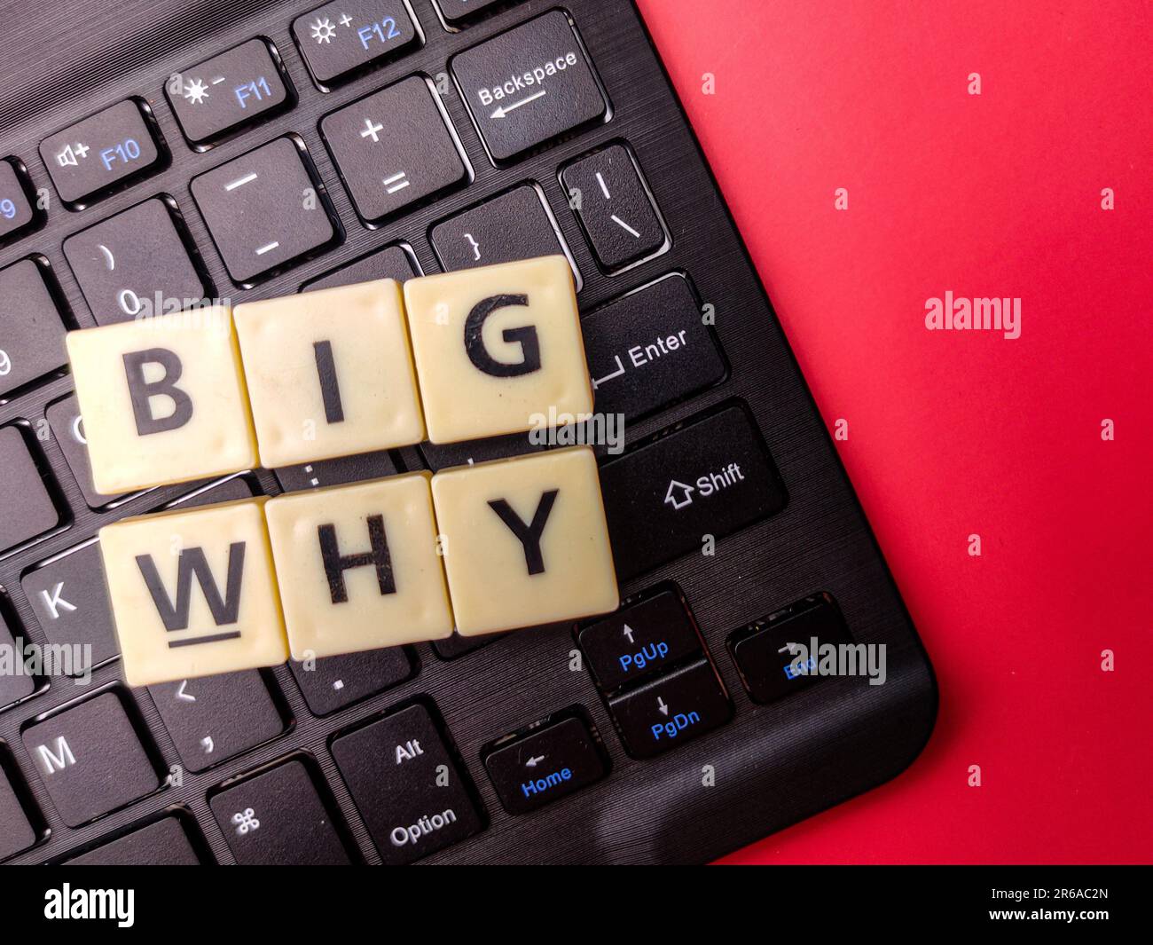 Un clavier avec l'expression « Big Why » en caractères gras de type bloc  Photo Stock - Alamy