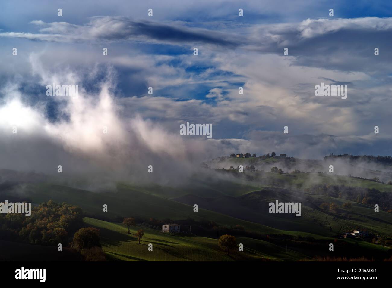 Nebbia sulle coline del Montefeltro Banque D'Images