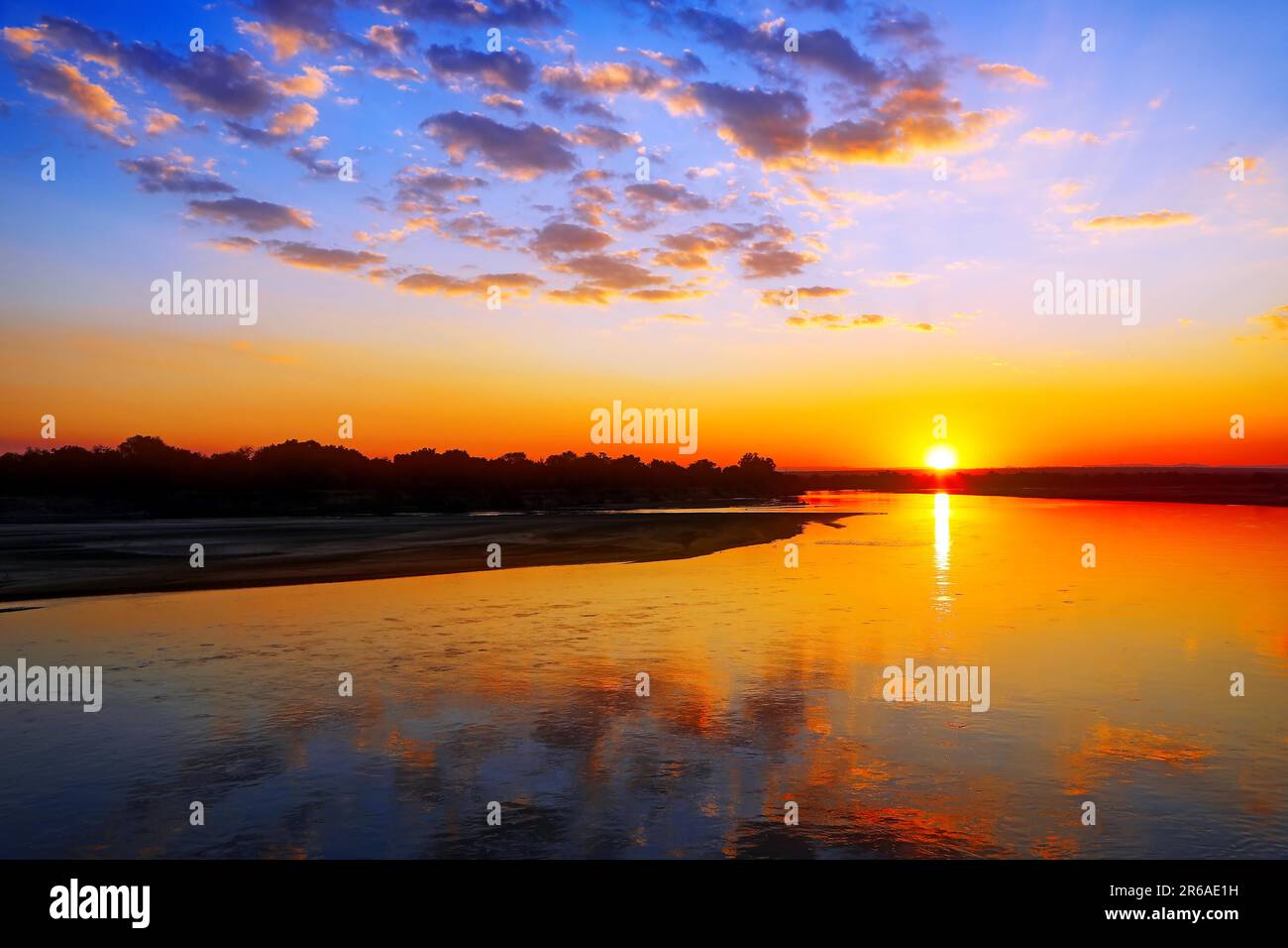 Coucher de soleil à Luangwa, parc national de Luangwa Sud, Zambie Banque D'Images Coucher de soleil à Luangwa, parc national de Luangwa Sud, Zambie Banque D'Images