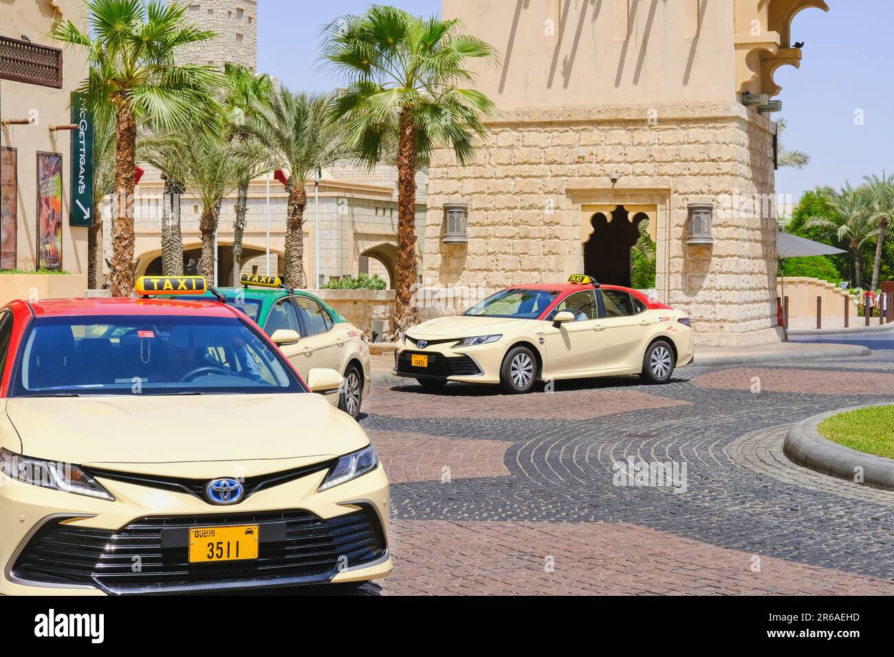 Dubaï, Émirats arabes Unis, août 2022 : taxi urbain municipal de Dubaï à l'entrée principale de Souk Madinat Jumeirah, site touristique populaire Banque D'Images