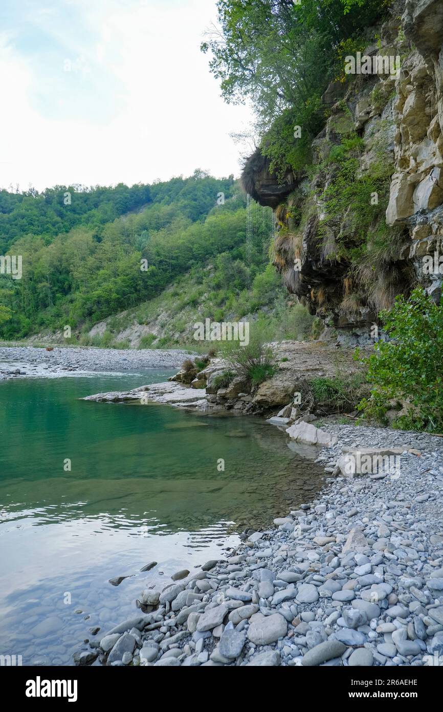 Cascade traversant la rivière Enza dans les montagnes des Apennines à Parme, Émilie-Romagne, Italie. Voyage, nature, trekking Banque D'Images