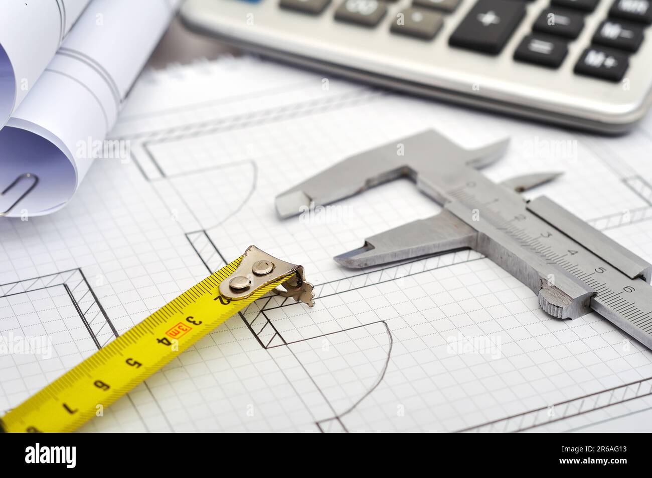 Outils et papiers avec des esquisses sur la table Banque D'Images