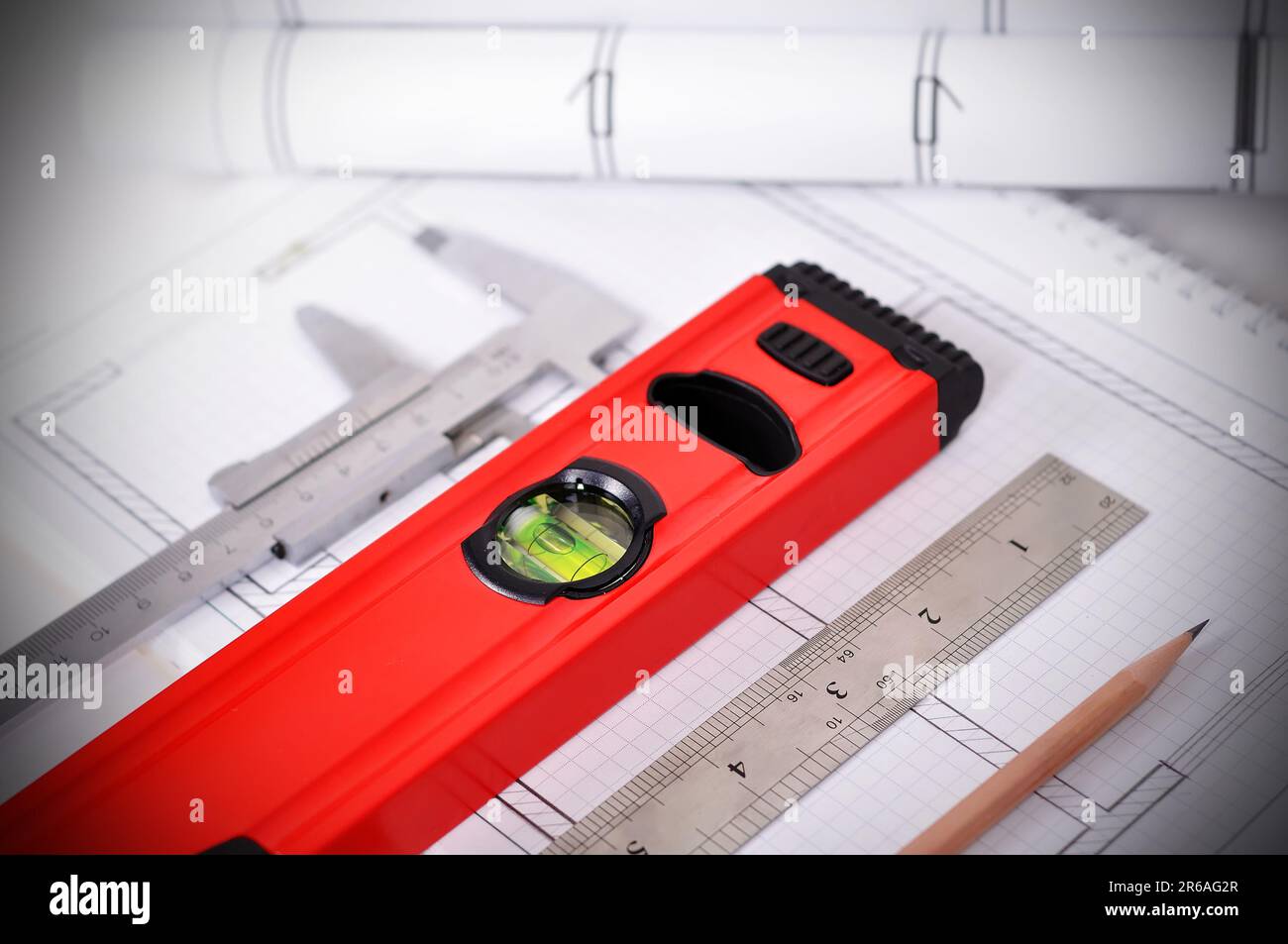 Documents avec plan et outils sur la table Banque D'Images