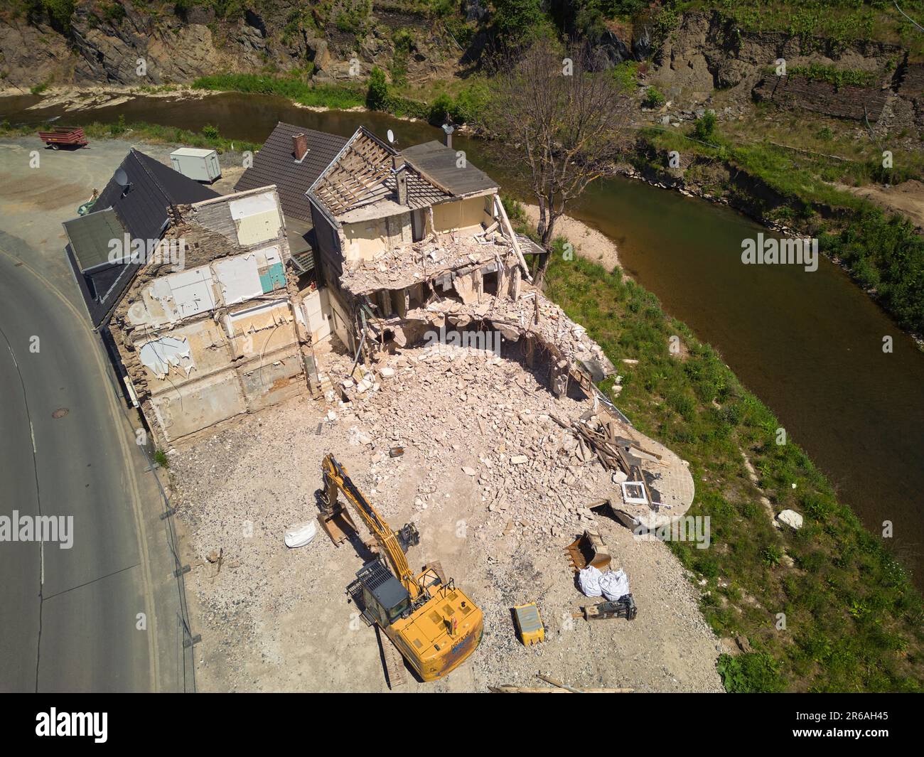 Pelle hydraulique, même près de deux ans après la catastrophe des inondations, les maisons détruites sont encore en train d'être démolies. Mayschoss, Rhénanie-Palatinat, Allemagne Banque D'Images