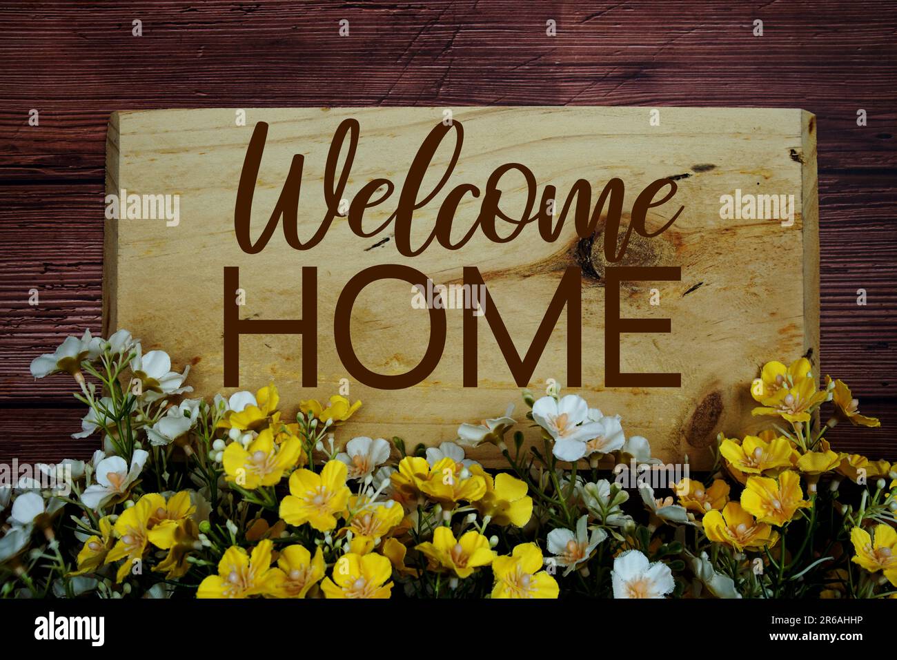Accueil message texte avec décoration de fleur sur fond de bois Banque D'Images