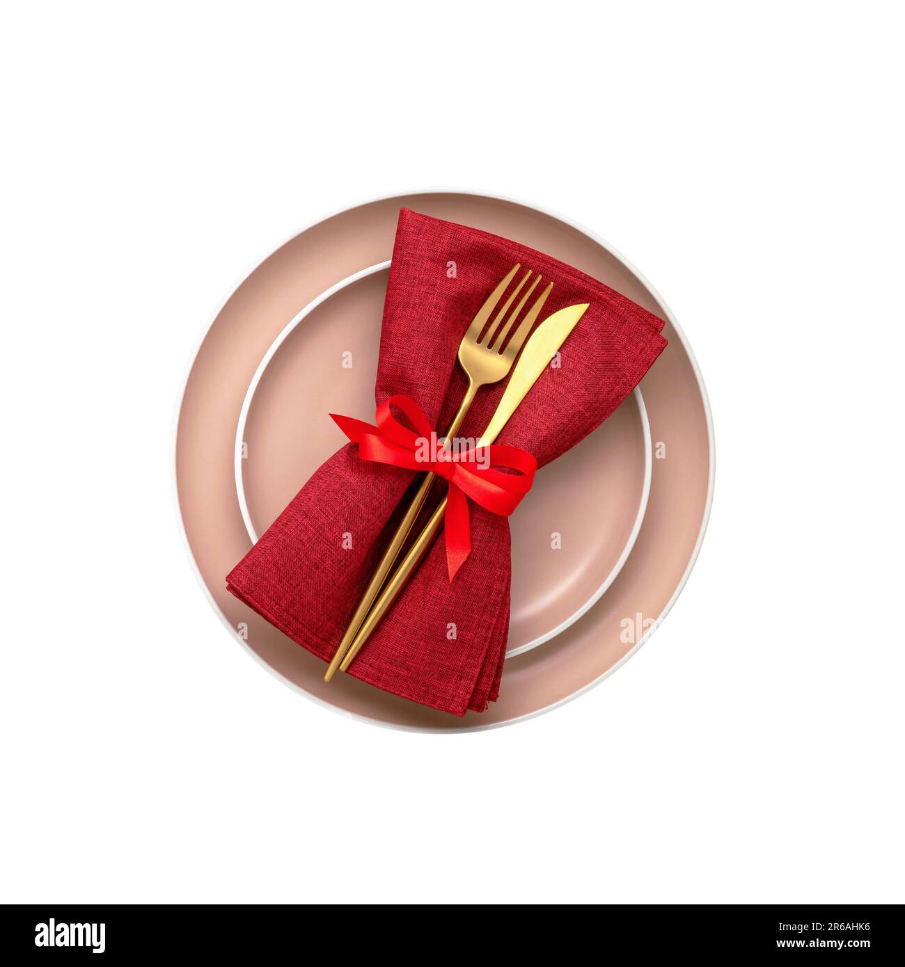 Couverts dorés sur une serviette et une assiette rouges. L'objet est isolé sur un arrière-plan blanc. Vue de dessus. Motif Flat Lay. Vue de dessus. Lame et fourchette de la barre de coupe Banque D'Images