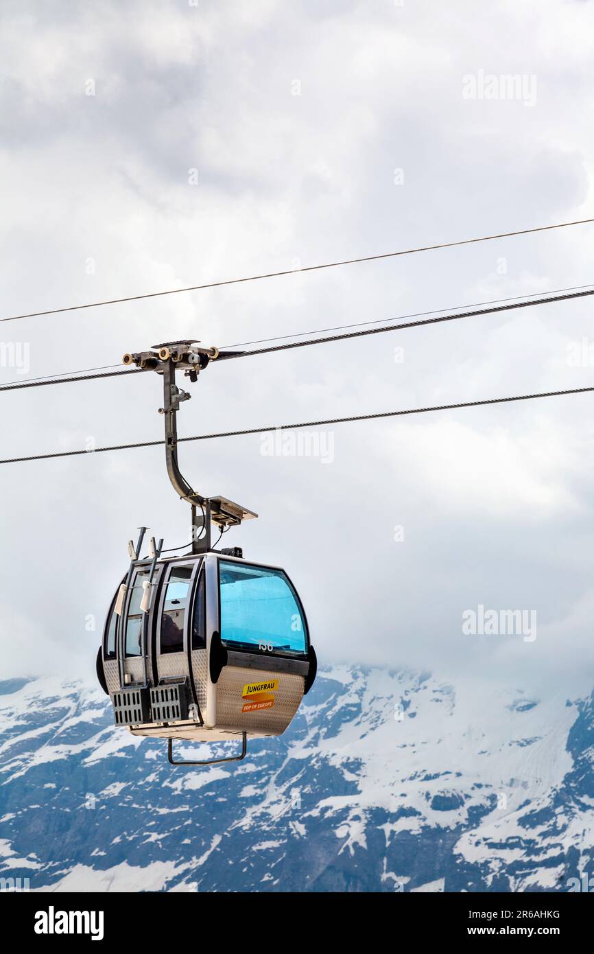 Premier téléphérique de Gondola (Firstbahn) allant jusqu'à la première montagne, en Suisse Banque D'Images