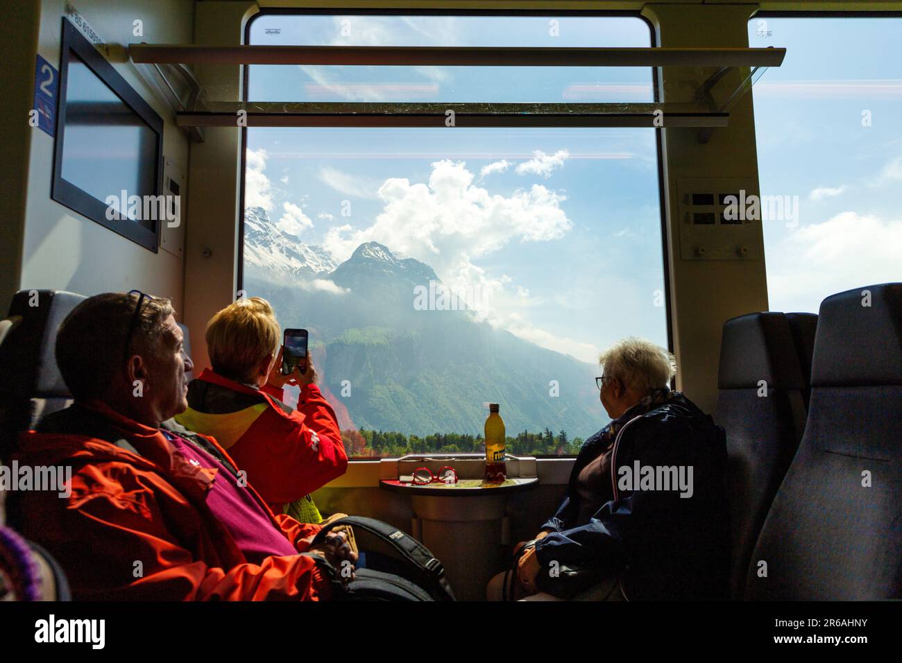 Touristes sur un train panoramique avec vue sur la montagne autour de Meiringen et Lungern, Suisse Banque D'Images