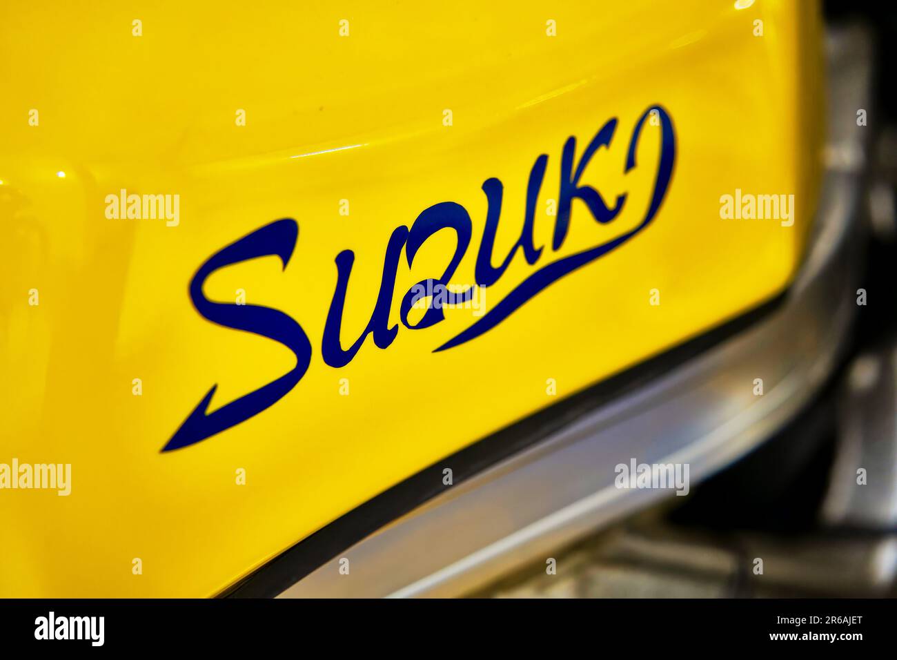 Gifhorn, Allemagne, 31 mars 2023: Suzuki GSX-R 750 en Camel design, lettrage avec les caractéristiques arabes indiquées sur le réservoir jaune, Palais Gifhorn Bell Banque D'Images