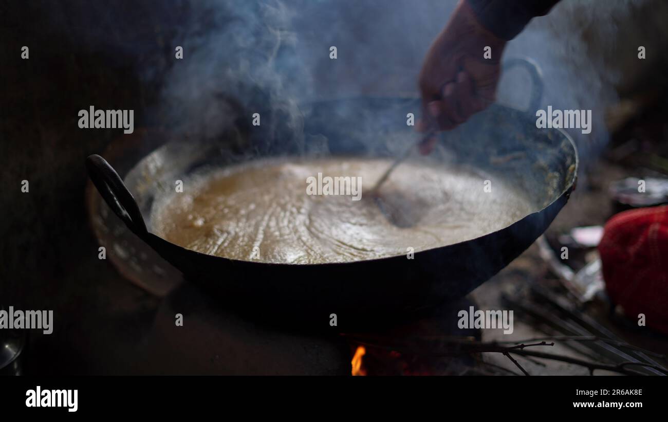 Mélange de gingembre ou d'adrak pendant la cuisson. Aromatisants à usage alimentaire. Faire frire la pâte d'ail au gingembre dans une poêle. Banque D'Images