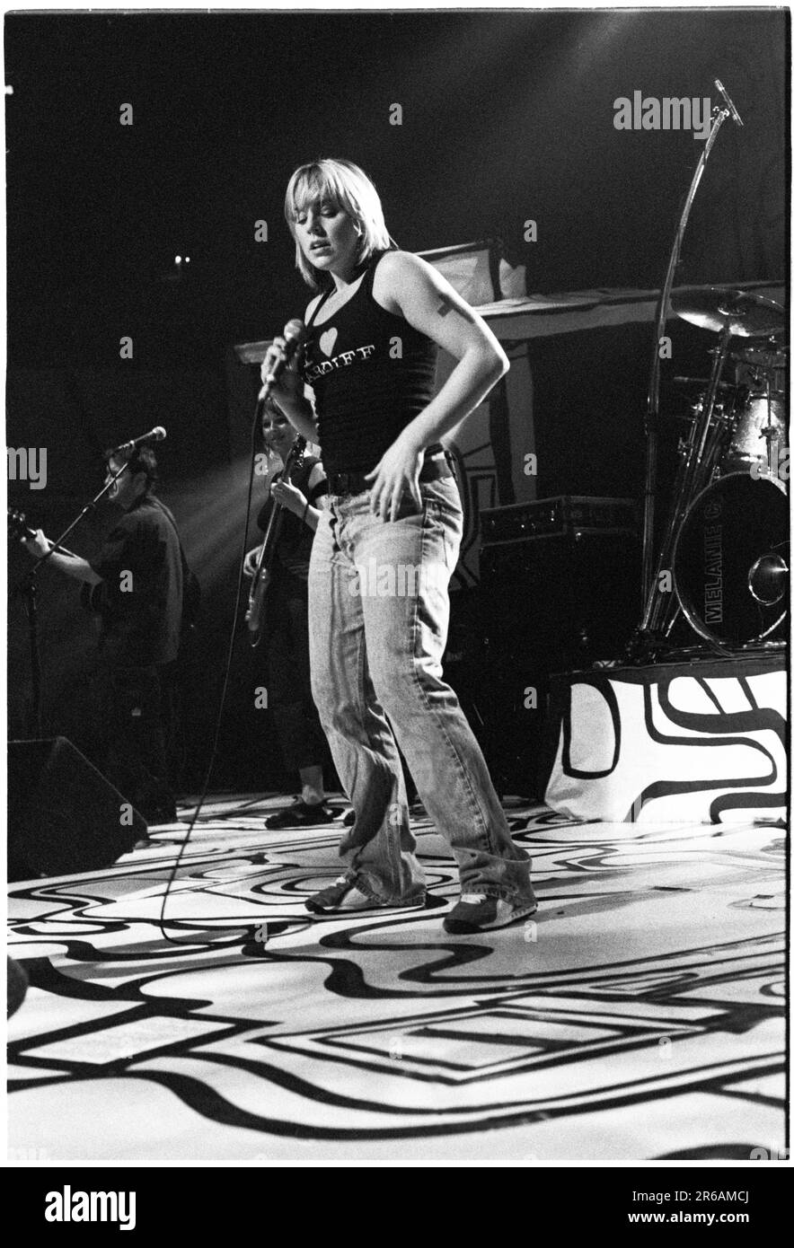 MEL C, CONCERT, SOLO, 2000 : former Spice Girl Mel C – Melanie Chisholm – jouant en solo au Cardiff St David’s Hall le 21 septembre 2000. Photographie : Rob Watkins. INFO : Mel C, née Melanie Chisholm le 12 janvier 1974, à Whiston, Angleterre, est devenue célèbre en tant que membre des Spice Girls dans les années 90 Sa carrière solo a prospéré avec des tubes comme « Never Be the Same Again », mettant en valeur son talent durable. Banque D'Images