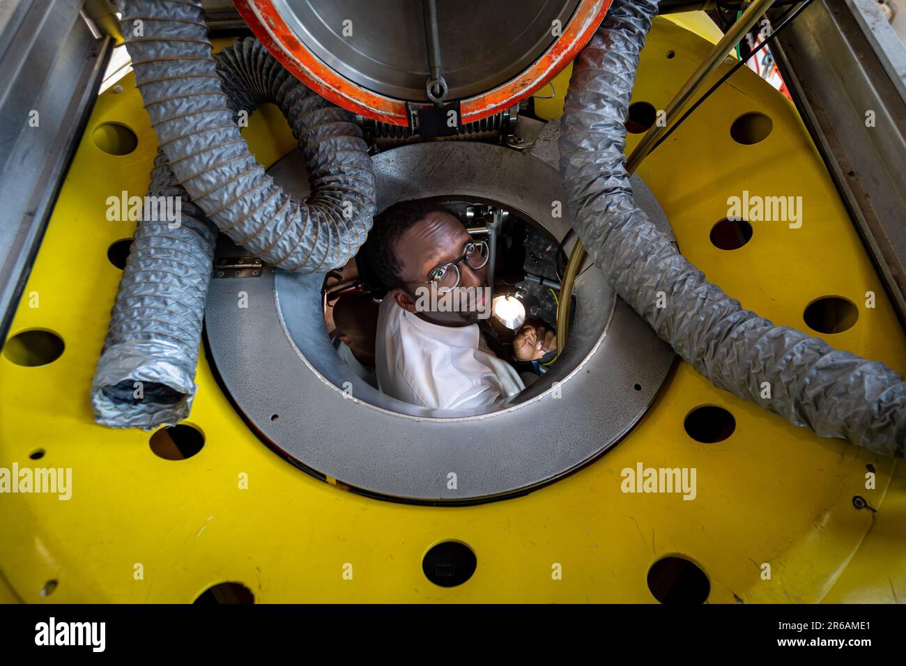 La Seyne-sur-Mer, France. 01st juin 2023. Le ministre Herve Berville entre dans le submersible Nautile. Le Ministre français de la mer, Herve Berville, visite le site IFREMER Mediterrannée à la Seyne-sur-Mer pour promouvoir un programme de construction de nouveaux équipements pour l'exploration des fonds marins. Crédit : SOPA Images Limited/Alamy Live News Banque D'Images